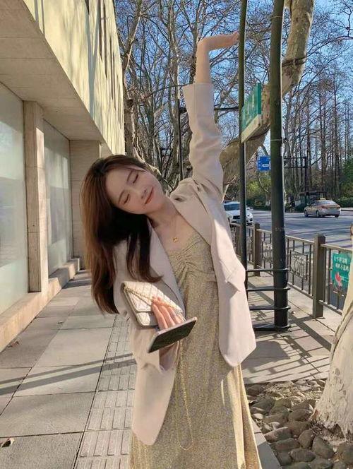 女人说吃瓜是什么意思怎么回答,“吃瓜”一词在女性间的流行含义